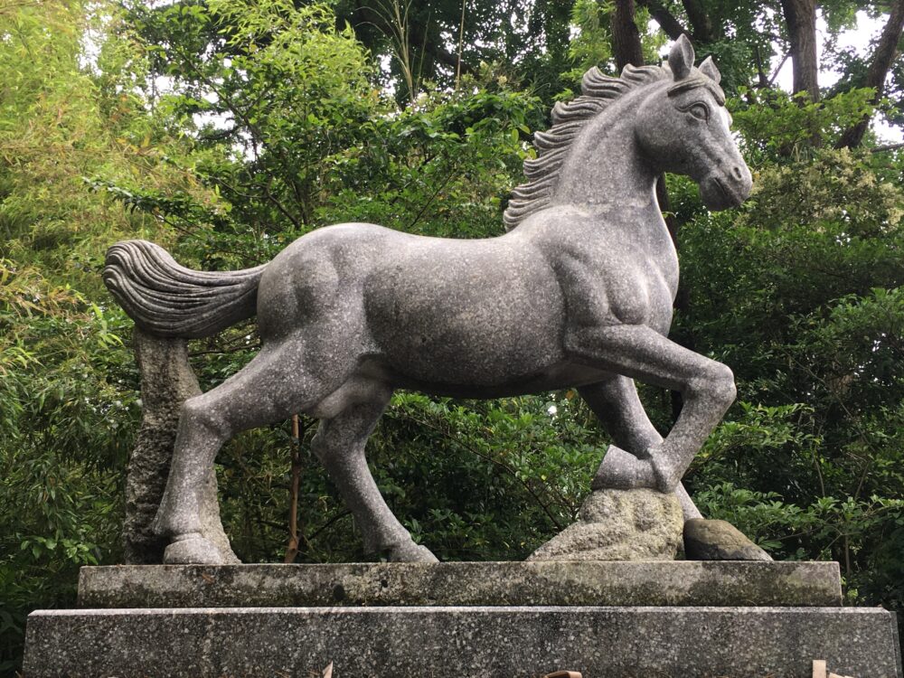 かわいい馬の像